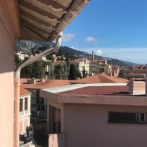 Lumineux Sous Les Toits De Menton